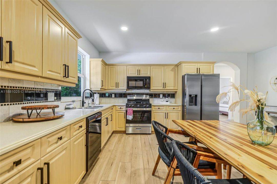 Active With Contract: $2,400,000 (11 beds, 9 baths, 6824 Square Feet)