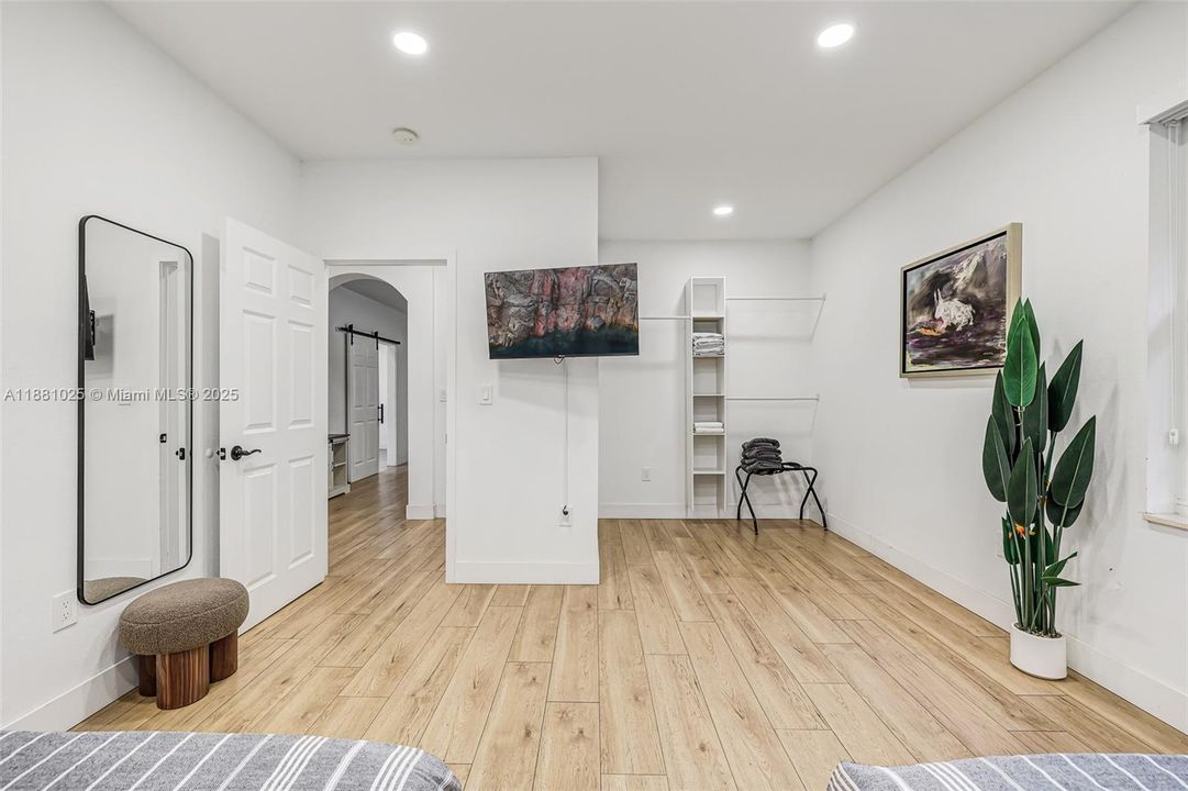 Active With Contract: $2,400,000 (11 beds, 9 baths, 6824 Square Feet)