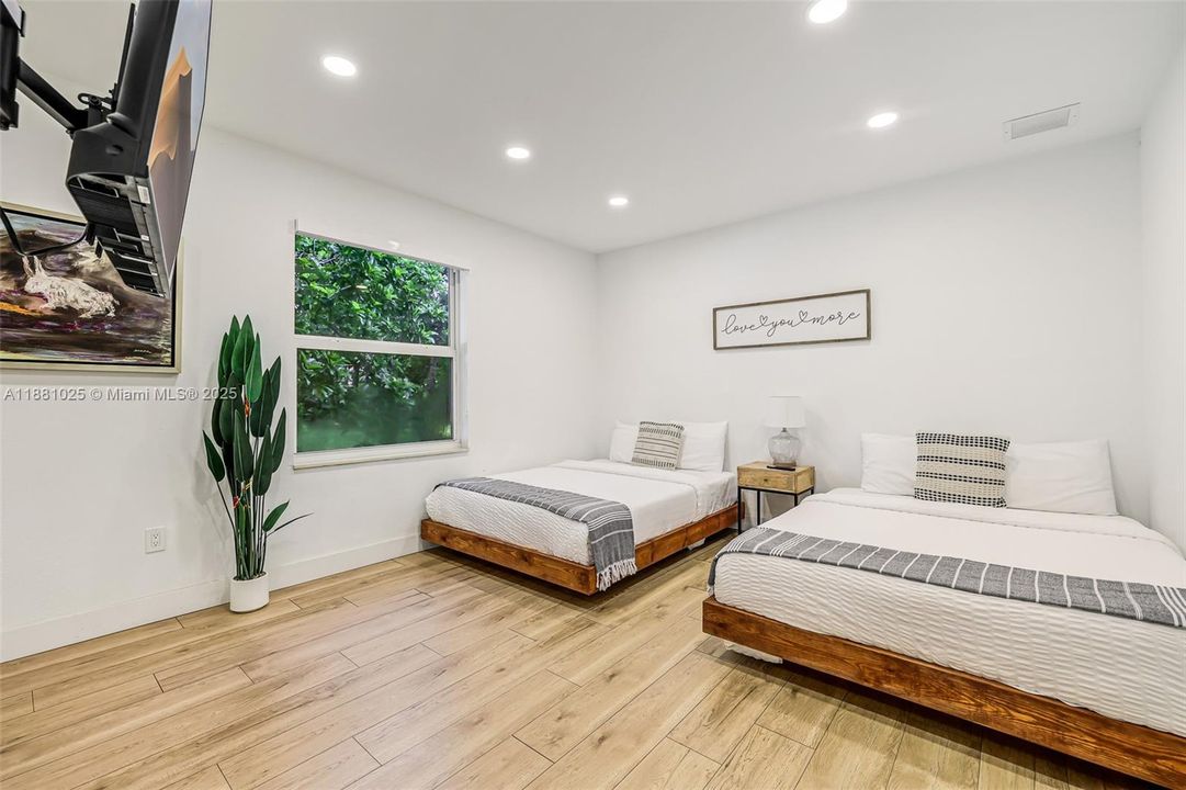 Active With Contract: $2,400,000 (11 beds, 9 baths, 6824 Square Feet)