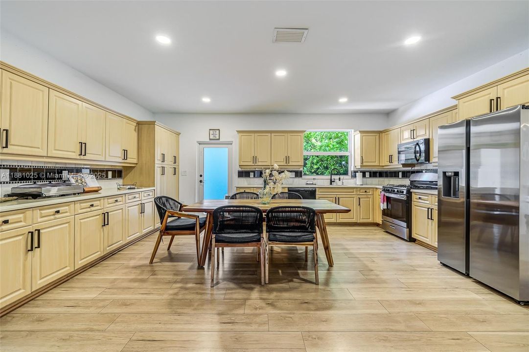 Active With Contract: $2,400,000 (11 beds, 9 baths, 6824 Square Feet)