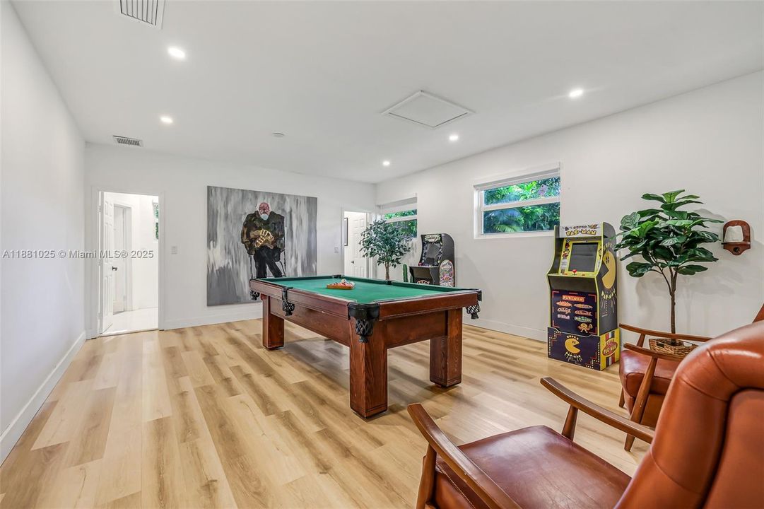 Active With Contract: $2,400,000 (11 beds, 9 baths, 6824 Square Feet)