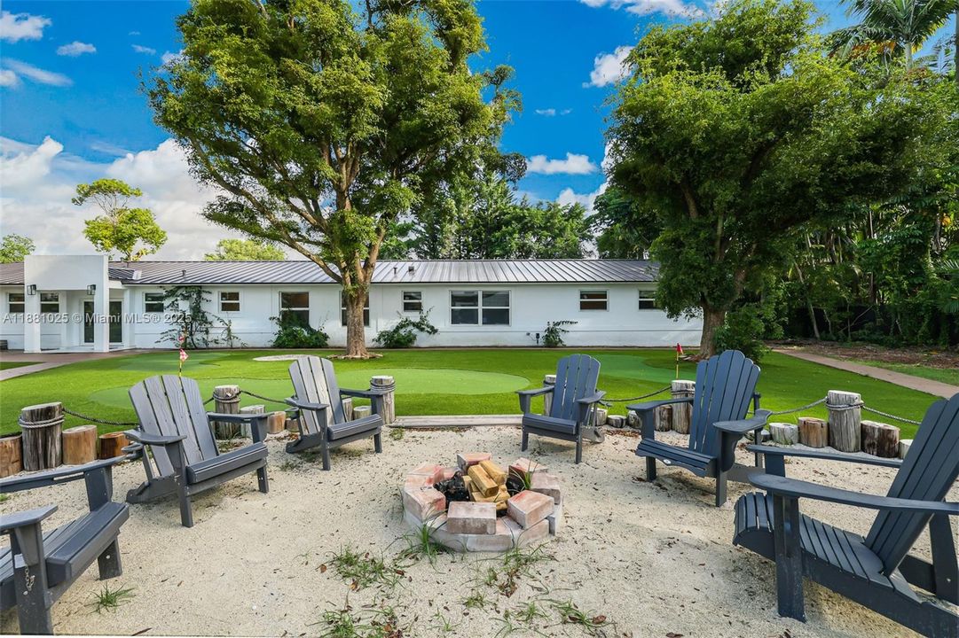 Active With Contract: $2,400,000 (11 beds, 9 baths, 6824 Square Feet)