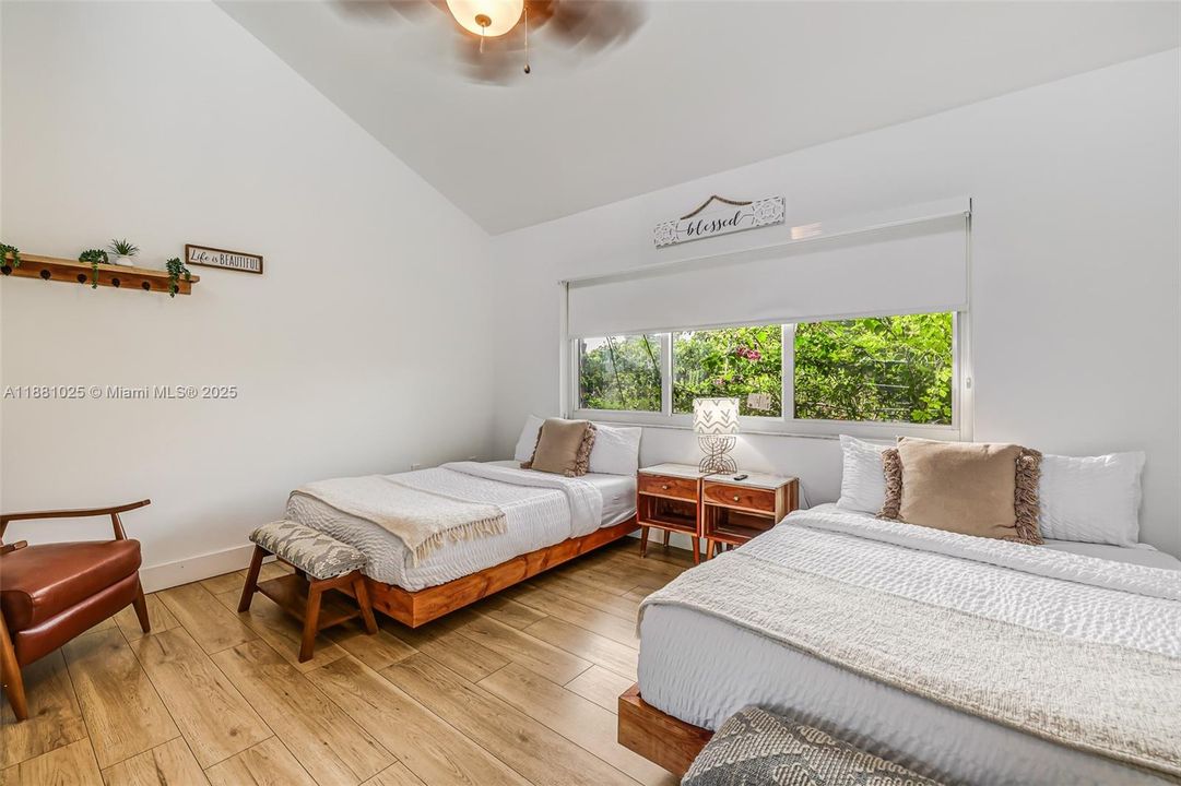 Active With Contract: $2,400,000 (11 beds, 9 baths, 6824 Square Feet)