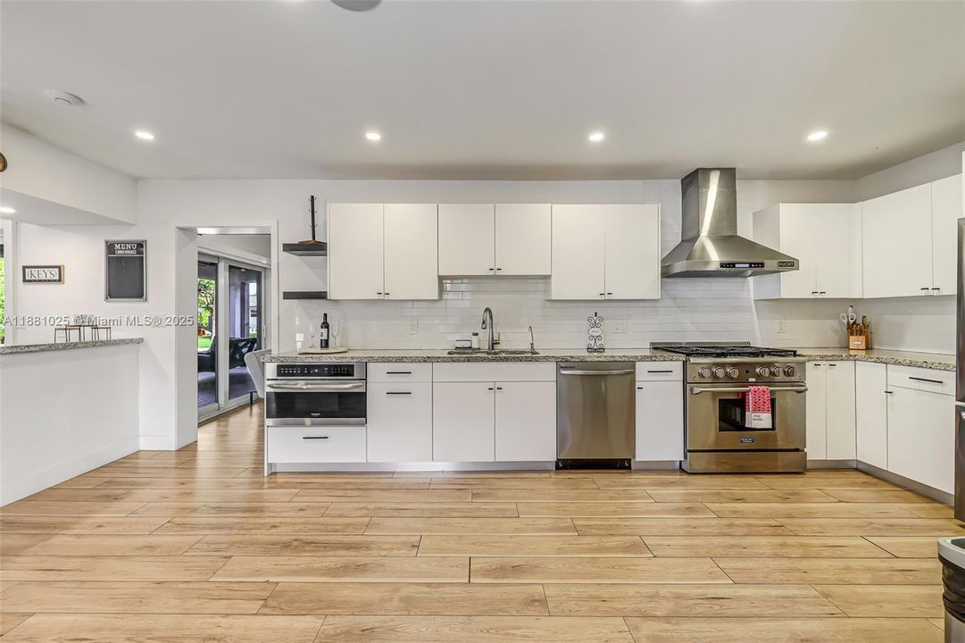 Active With Contract: $2,400,000 (11 beds, 9 baths, 6824 Square Feet)