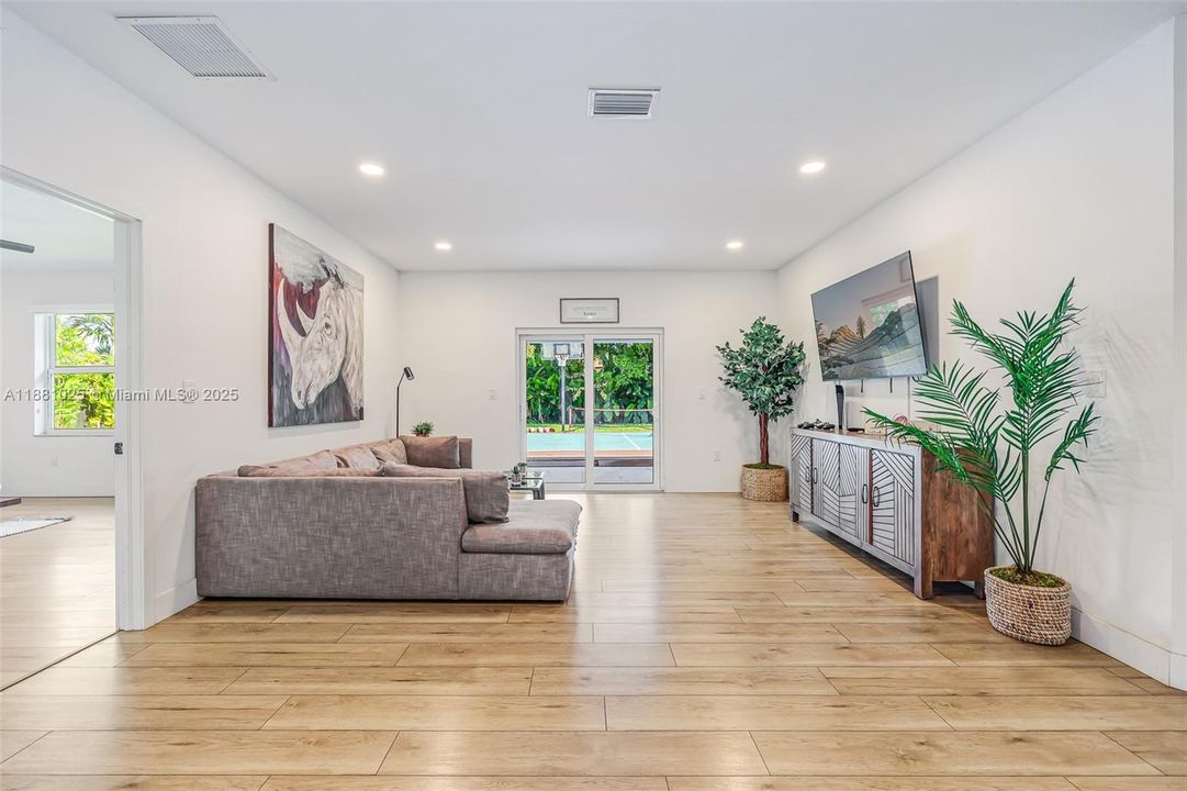 Active With Contract: $2,400,000 (11 beds, 9 baths, 6824 Square Feet)