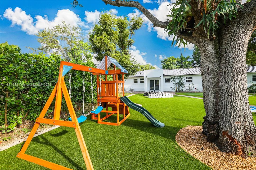 Active With Contract: $2,400,000 (11 beds, 9 baths, 6824 Square Feet)