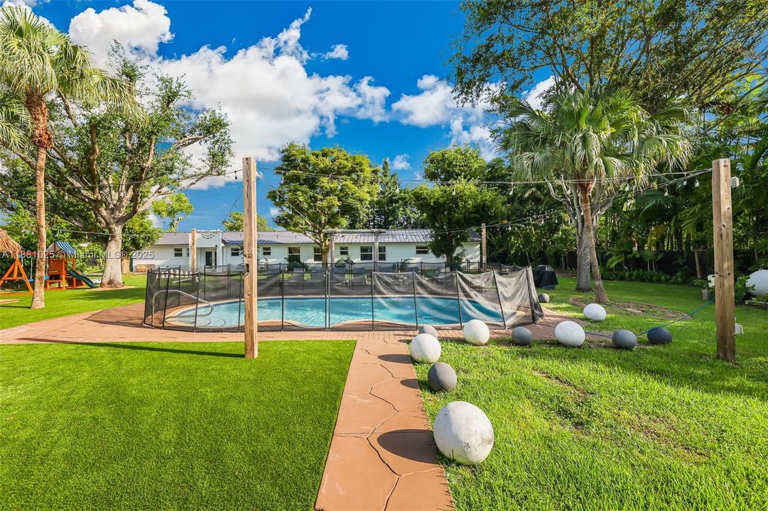 Active With Contract: $2,400,000 (11 beds, 9 baths, 6824 Square Feet)