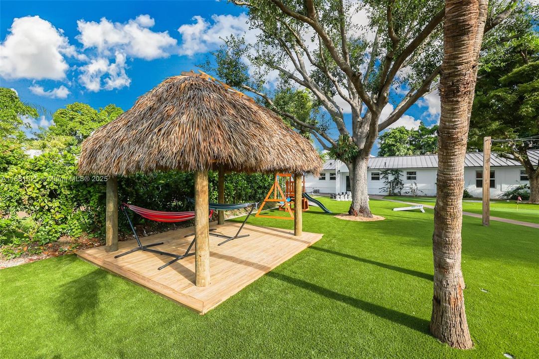 Active With Contract: $2,400,000 (11 beds, 9 baths, 6824 Square Feet)