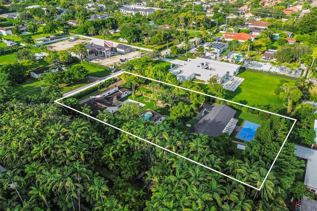 Active With Contract: $2,400,000 (11 beds, 9 baths, 6824 Square Feet)