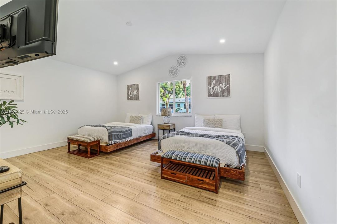 Active With Contract: $2,400,000 (11 beds, 9 baths, 6824 Square Feet)