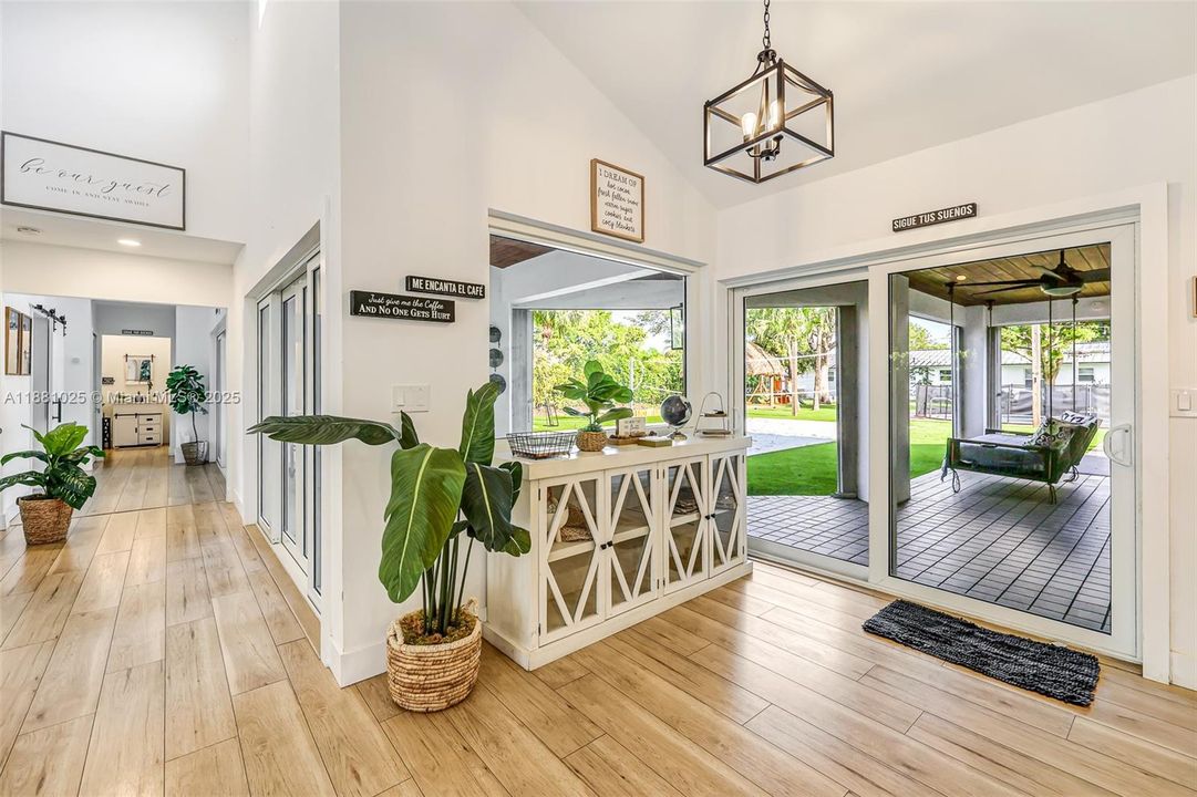 Active With Contract: $2,400,000 (11 beds, 9 baths, 6824 Square Feet)