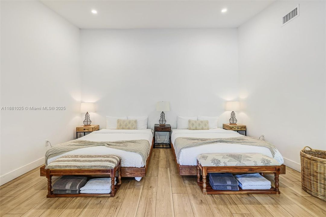 Active With Contract: $2,400,000 (11 beds, 9 baths, 6824 Square Feet)