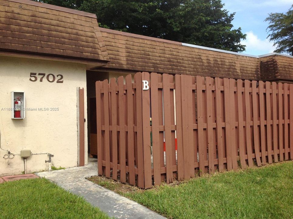 For Sale: $330,000 (2 beds, 2 baths, 1136 Square Feet)