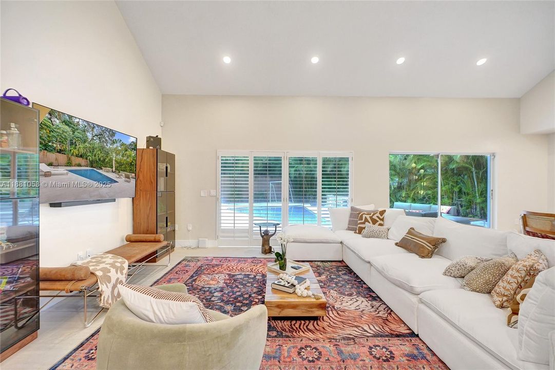 合同活跃: $17,000 (4 贝兹, 3 浴室, 2825 平方英尺)