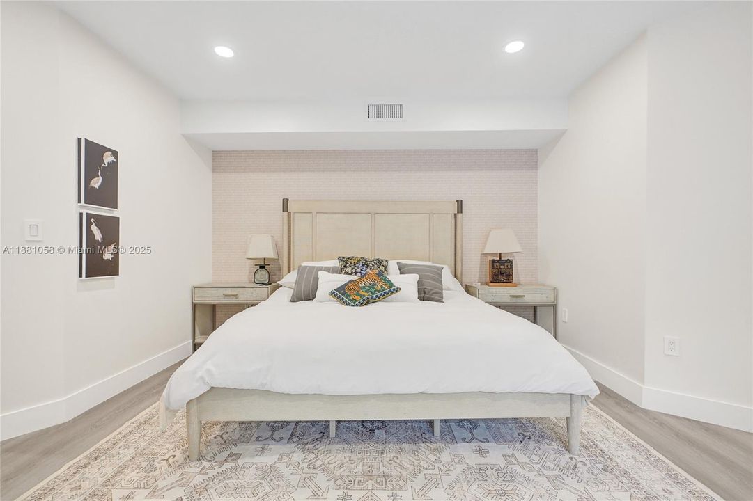 合同活跃: $17,000 (4 贝兹, 3 浴室, 2825 平方英尺)