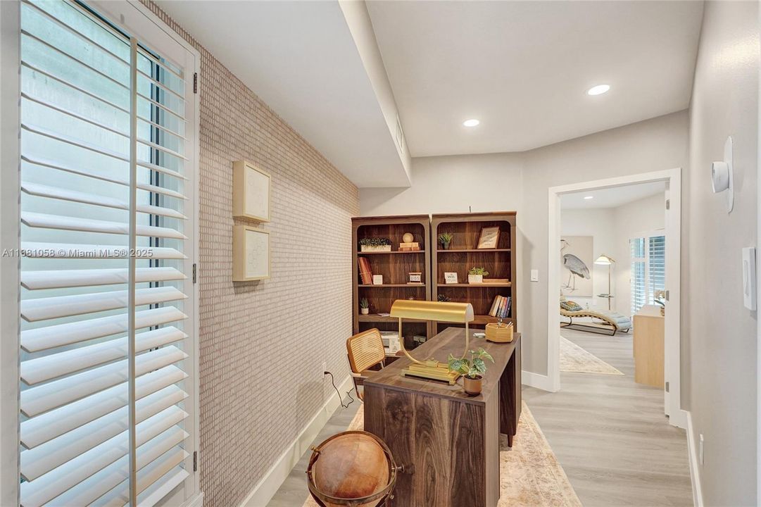 合同活跃: $17,000 (4 贝兹, 3 浴室, 2825 平方英尺)