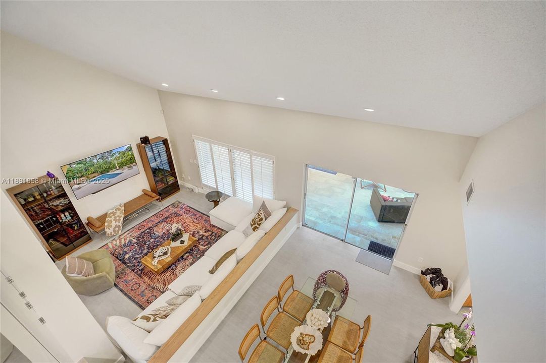 合同活跃: $17,000 (4 贝兹, 3 浴室, 2825 平方英尺)