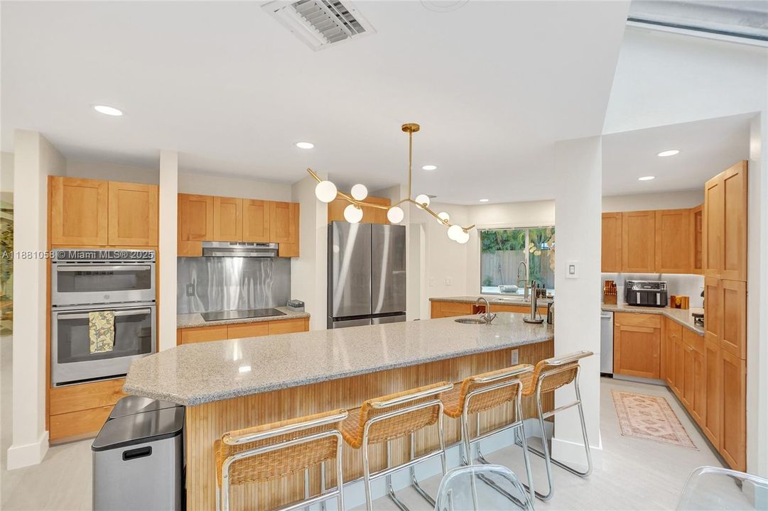 合同活跃: $17,000 (4 贝兹, 3 浴室, 2825 平方英尺)