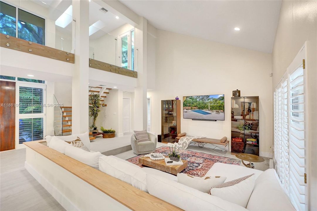 合同活跃: $17,000 (4 贝兹, 3 浴室, 2825 平方英尺)