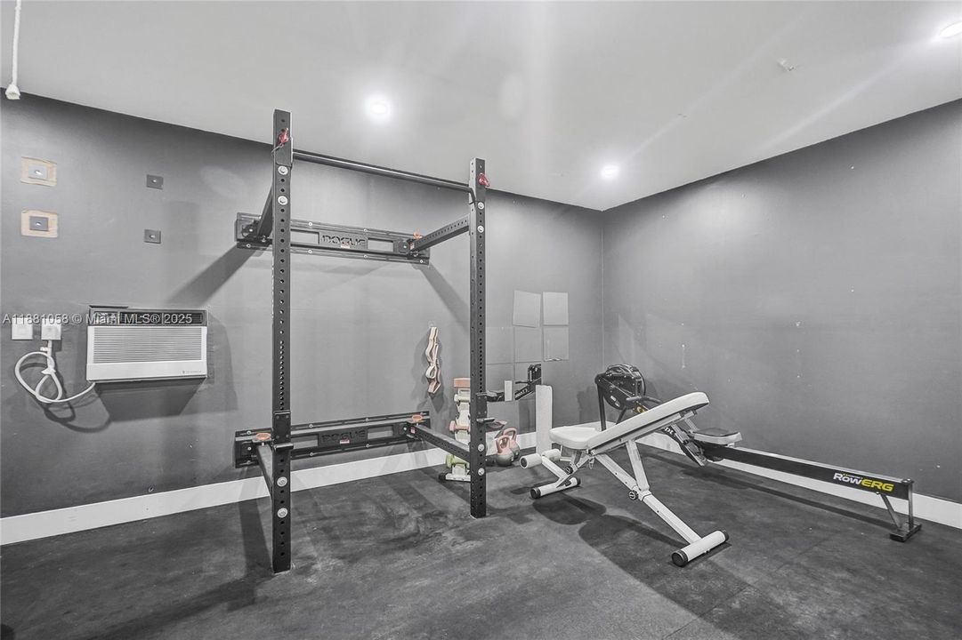 合同活跃: $17,000 (4 贝兹, 3 浴室, 2825 平方英尺)