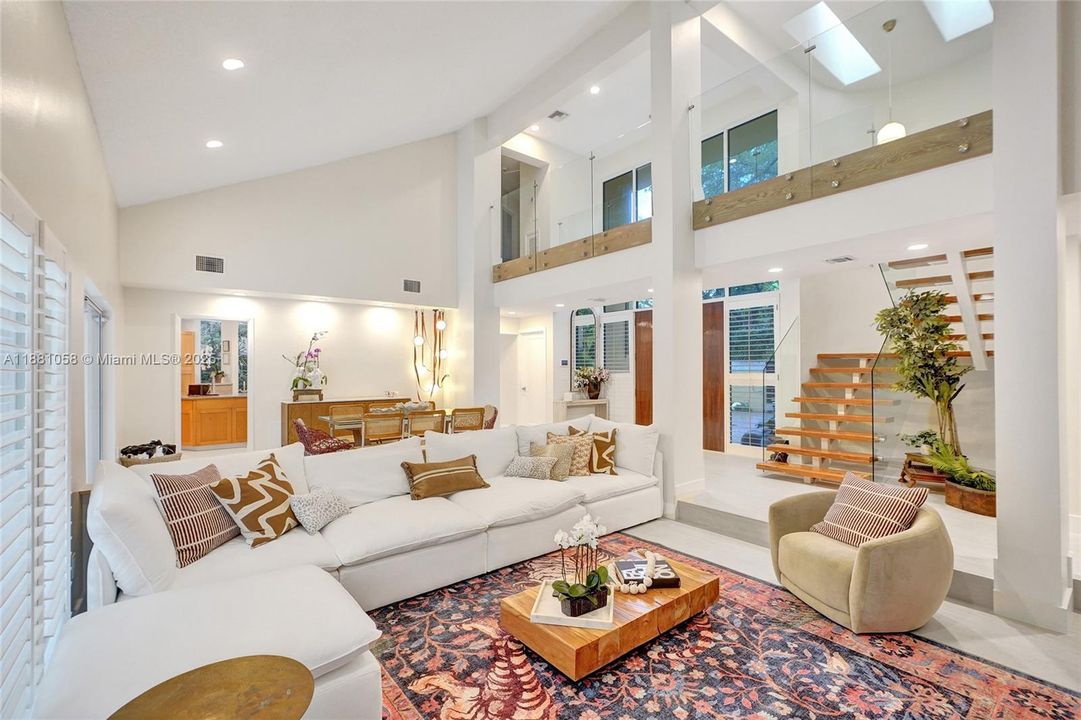 合同活跃: $17,000 (4 贝兹, 3 浴室, 2825 平方英尺)