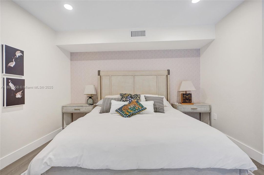 合同活跃: $17,000 (4 贝兹, 3 浴室, 2825 平方英尺)