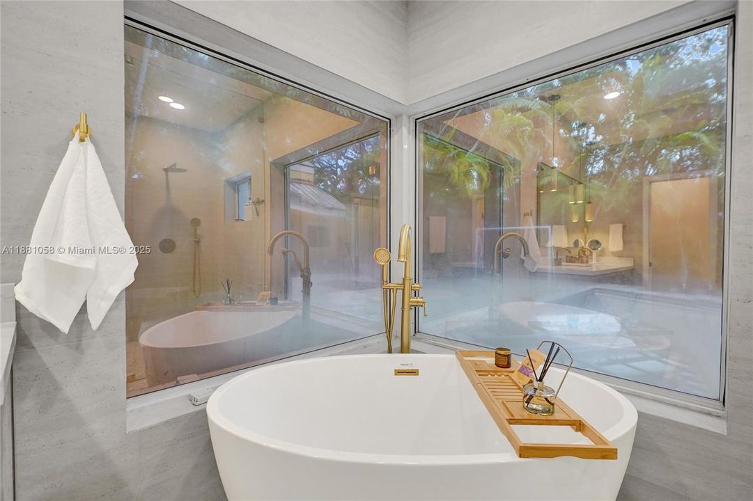 合同活跃: $17,000 (4 贝兹, 3 浴室, 2825 平方英尺)