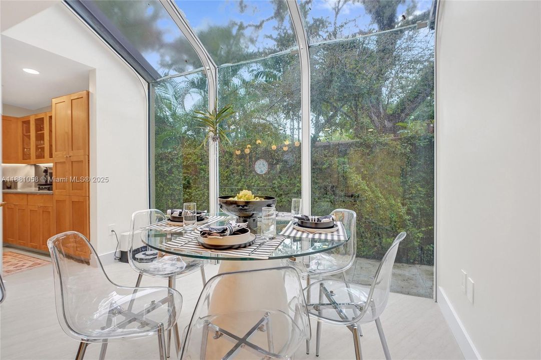 合同活跃: $17,000 (4 贝兹, 3 浴室, 2825 平方英尺)