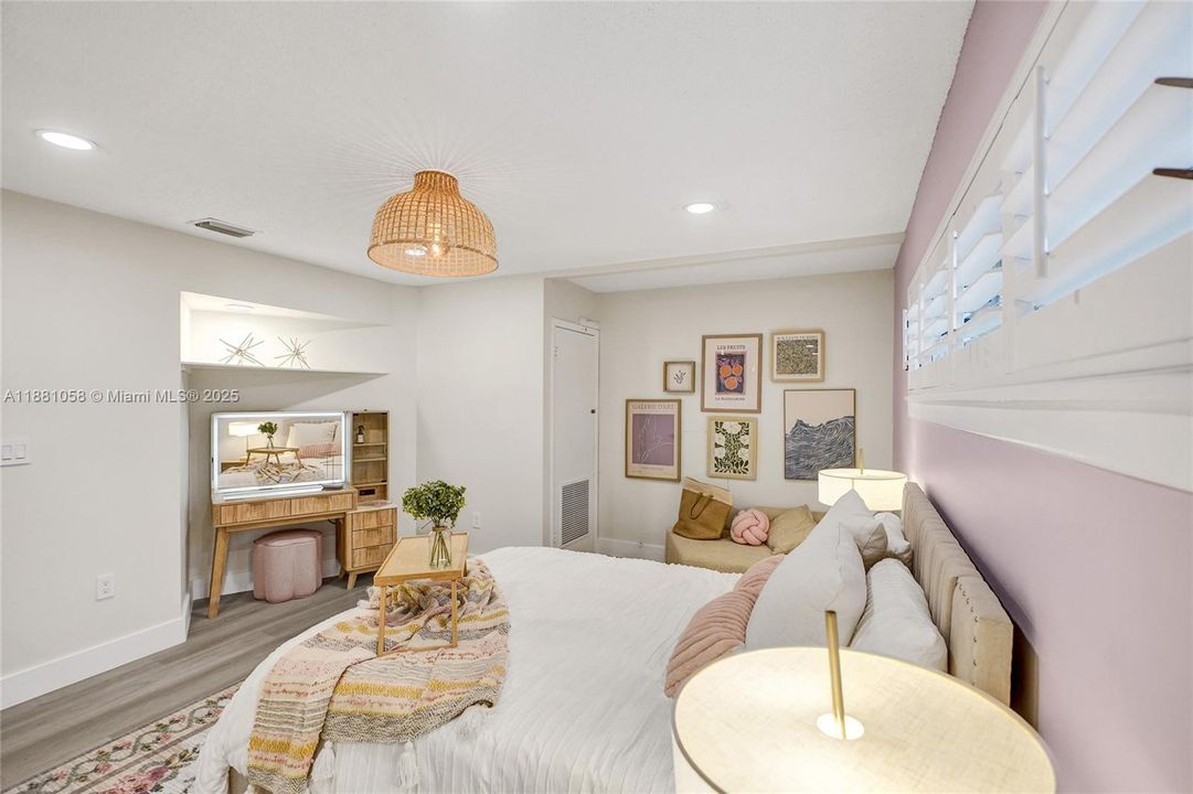 合同活跃: $17,000 (4 贝兹, 3 浴室, 2825 平方英尺)