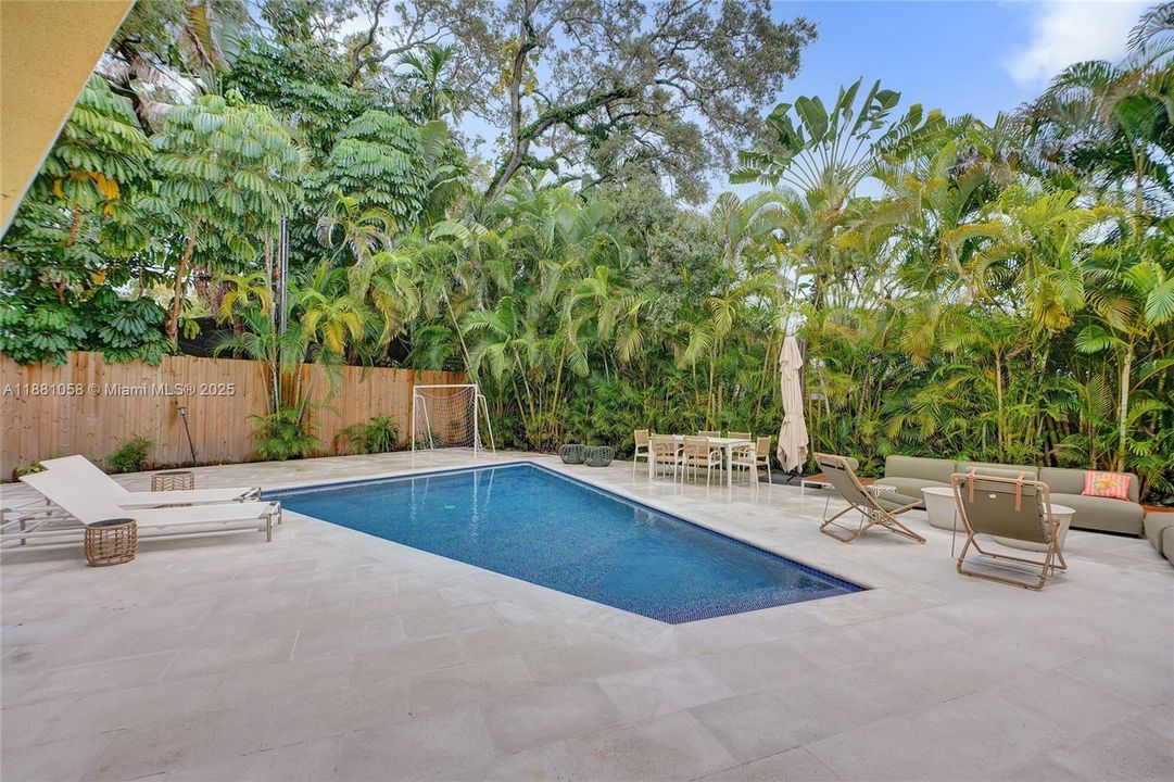 合同活跃: $17,000 (4 贝兹, 3 浴室, 2825 平方英尺)