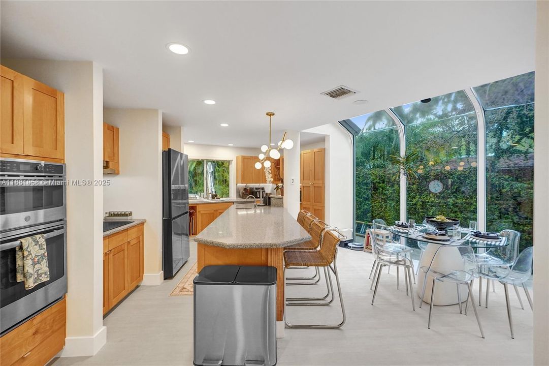 合同活跃: $17,000 (4 贝兹, 3 浴室, 2825 平方英尺)