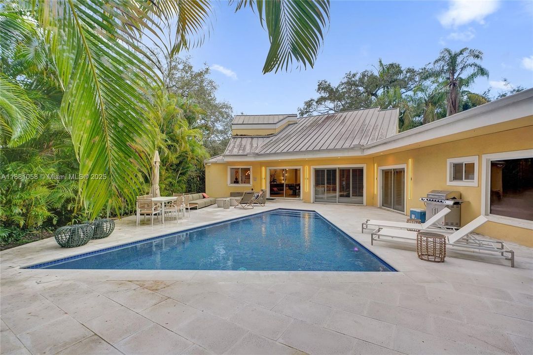 合同活跃: $17,000 (4 贝兹, 3 浴室, 2825 平方英尺)