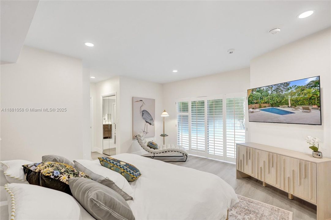 合同活跃: $17,000 (4 贝兹, 3 浴室, 2825 平方英尺)