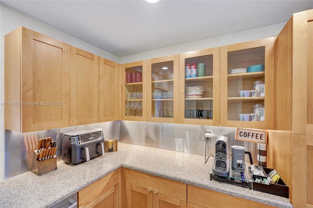 合同活跃: $17,000 (4 贝兹, 3 浴室, 2825 平方英尺)