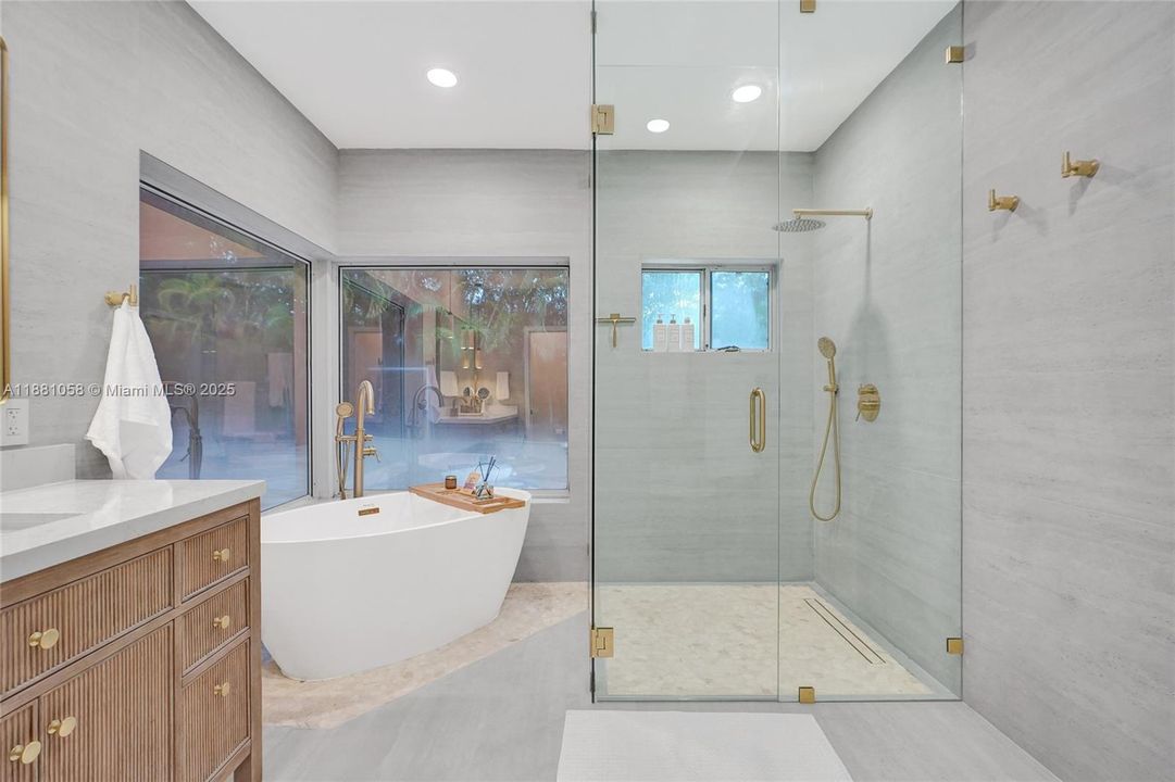 合同活跃: $17,000 (4 贝兹, 3 浴室, 2825 平方英尺)