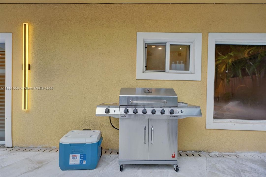 合同活跃: $17,000 (4 贝兹, 3 浴室, 2825 平方英尺)