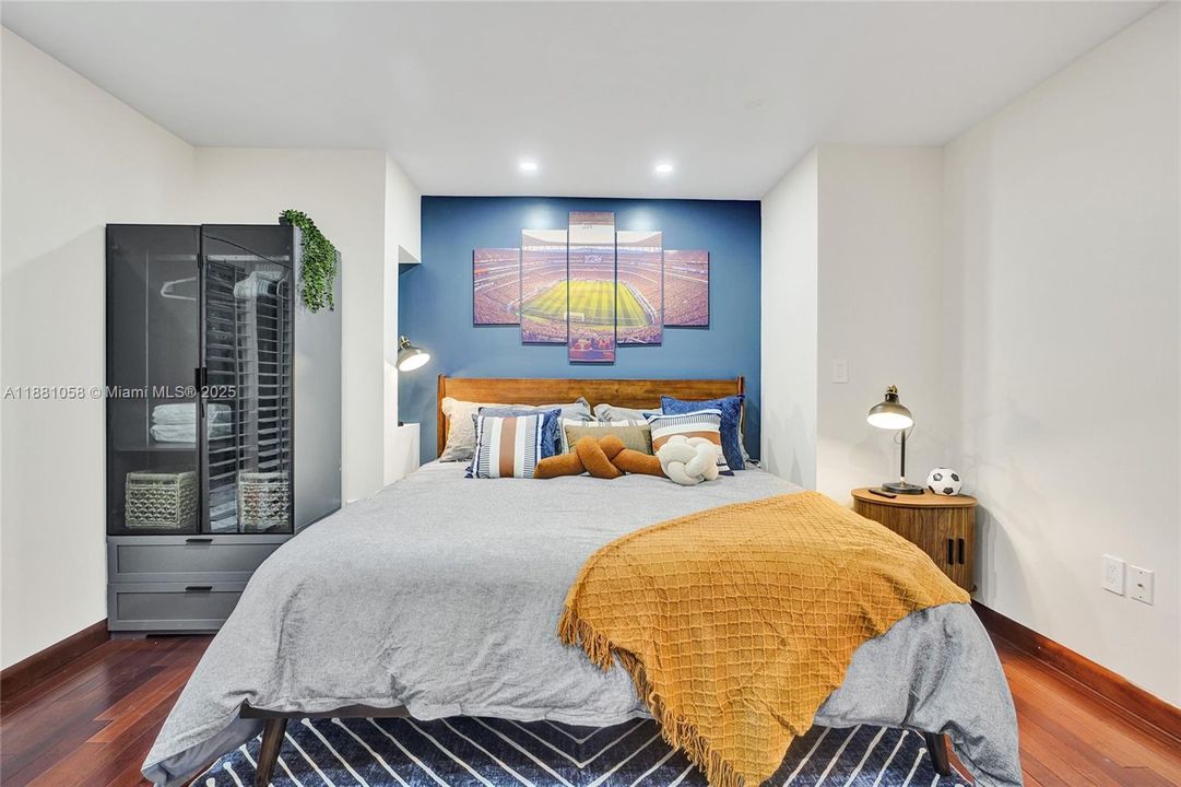 合同活跃: $17,000 (4 贝兹, 3 浴室, 2825 平方英尺)