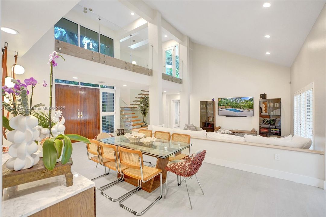 合同活跃: $17,000 (4 贝兹, 3 浴室, 2825 平方英尺)