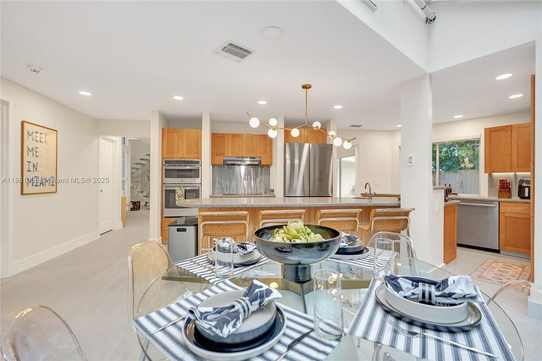 合同活跃: $17,000 (4 贝兹, 3 浴室, 2825 平方英尺)