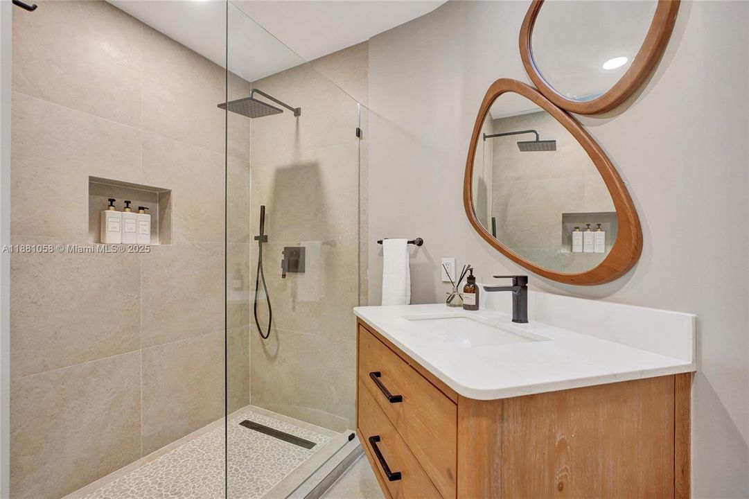 合同活跃: $17,000 (4 贝兹, 3 浴室, 2825 平方英尺)