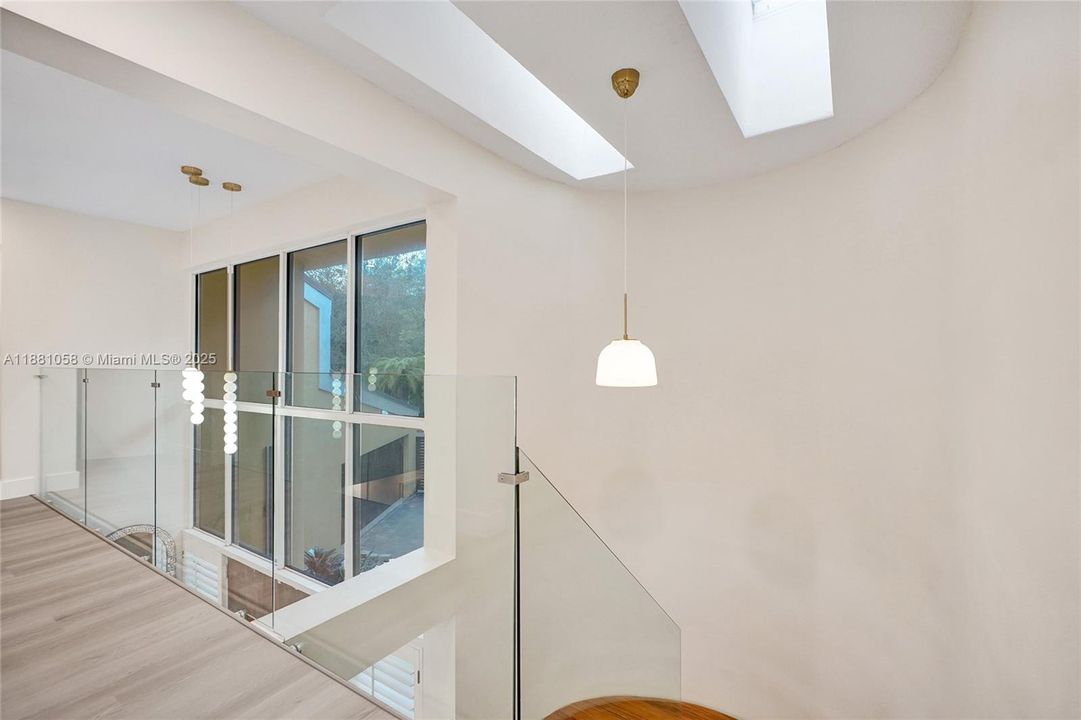 合同活跃: $17,000 (4 贝兹, 3 浴室, 2825 平方英尺)