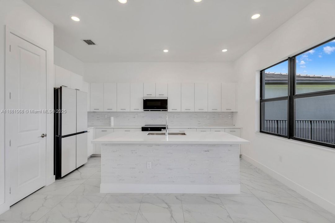 Недавно арендовано: $6,000 (4 спален, 3 ванн, 2704 Квадратных фут)