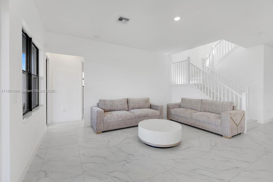 Недавно арендовано: $6,000 (4 спален, 3 ванн, 2704 Квадратных фут)