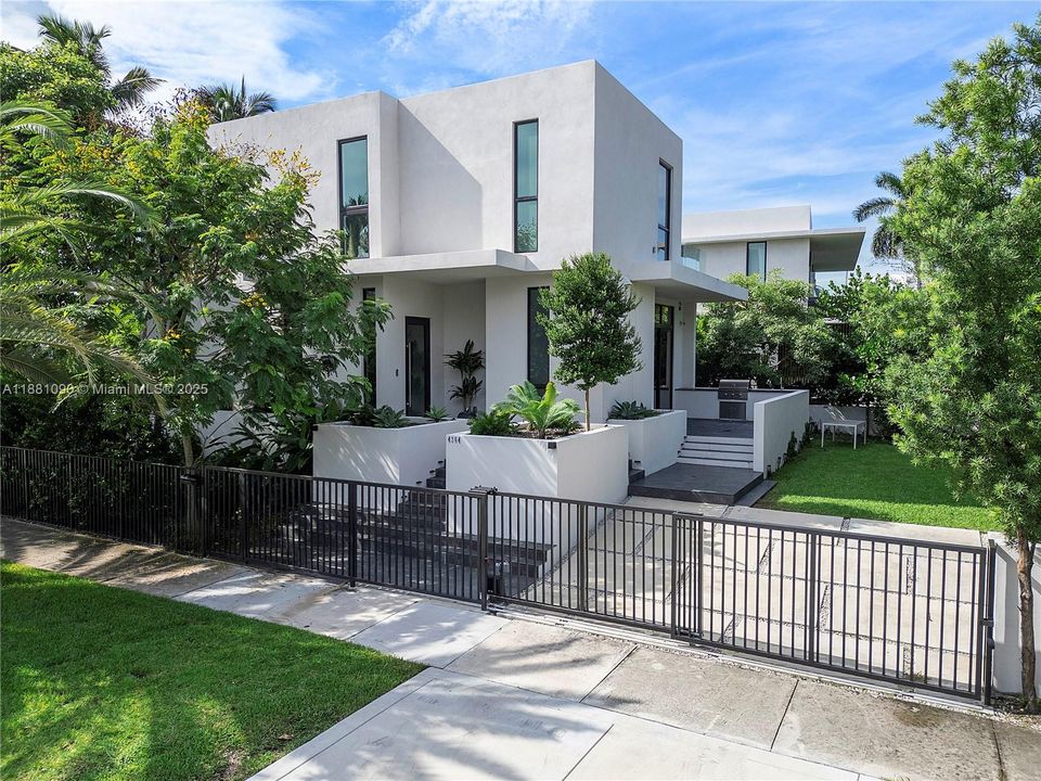 最近租的: $25,000 (4 贝兹, 3 浴室, 2994 平方英尺)