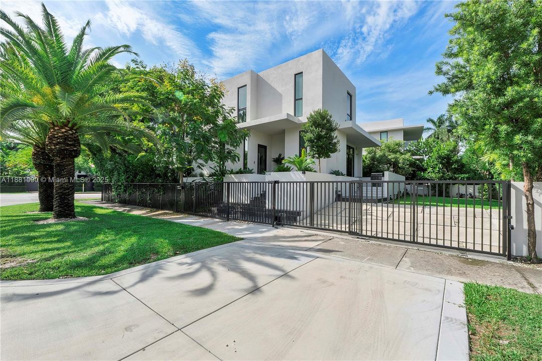 最近租的: $25,000 (4 贝兹, 3 浴室, 2994 平方英尺)