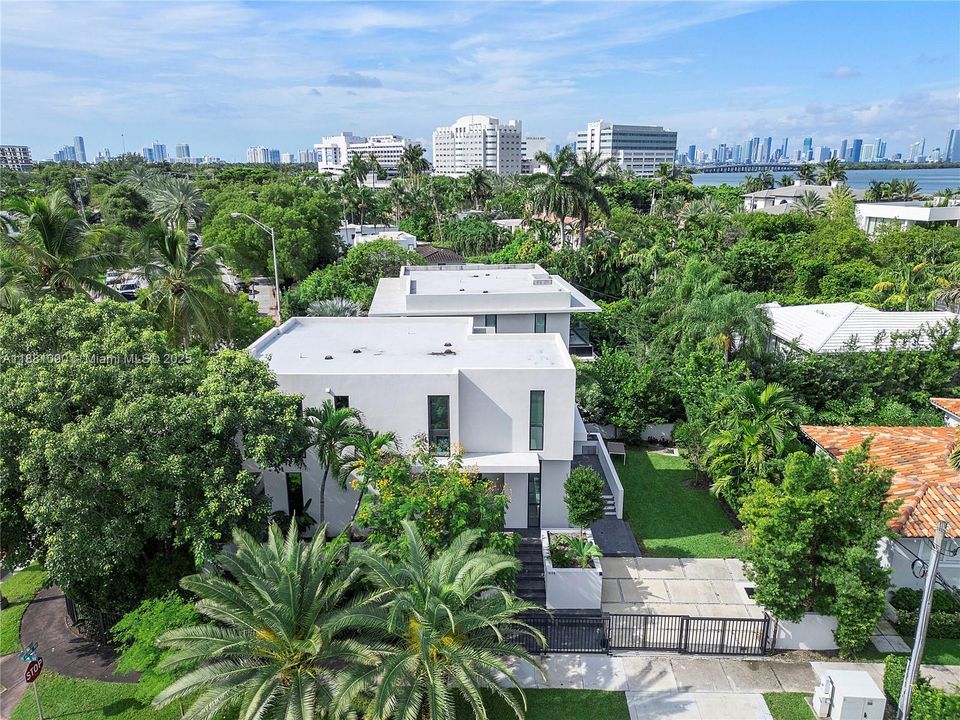 最近租的: $25,000 (4 贝兹, 3 浴室, 2994 平方英尺)