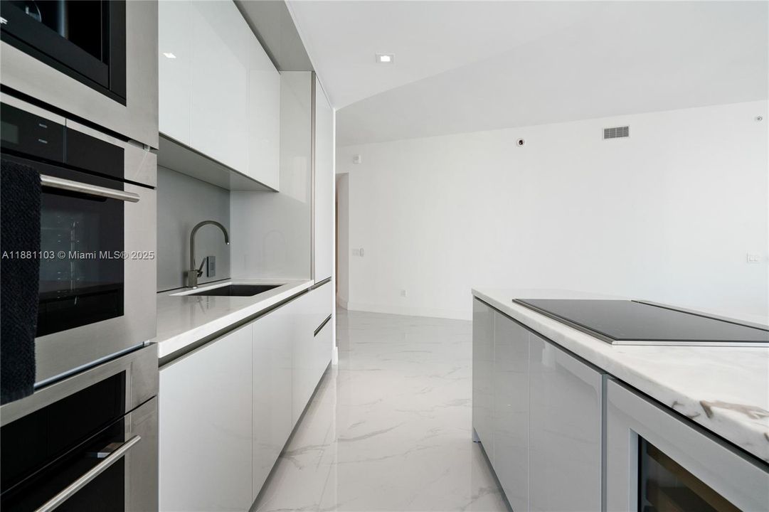 На продажу: $2,749,000 (2 спален, 2 ванн, 1545 Квадратных фут)