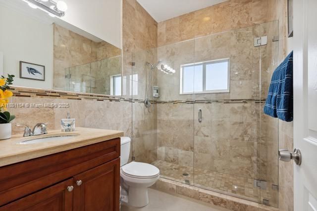 На продажу: $1,300,000 (5 спален, 3 ванн, 2717 Квадратных фут)