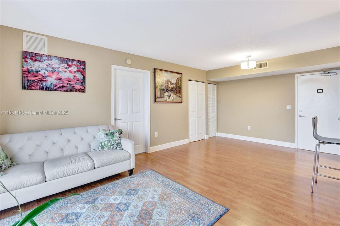 For Sale: $359,000 (2 beds, 2 baths, 882 Square Feet)