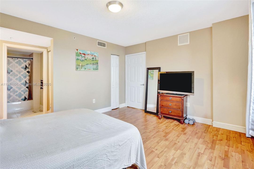 For Sale: $359,000 (2 beds, 2 baths, 882 Square Feet)